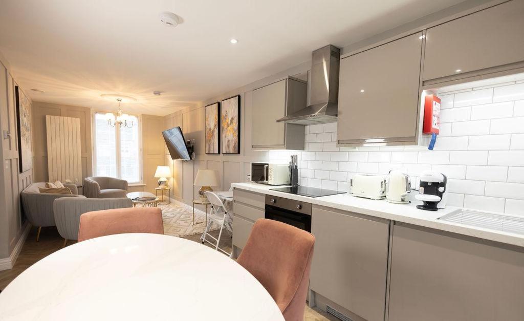 Harper Luxe Serviced Apartments ดันสเตเบิล ภายนอก รูปภาพ